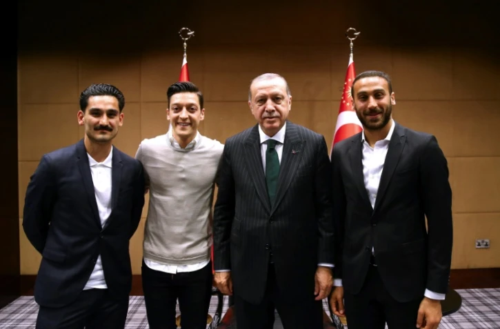 Les footballeurs allemands d'origine turque Mesut Özil et Ilkay Gündogan ont rencontré M. Erdogan à Londres le 13 mai 2018