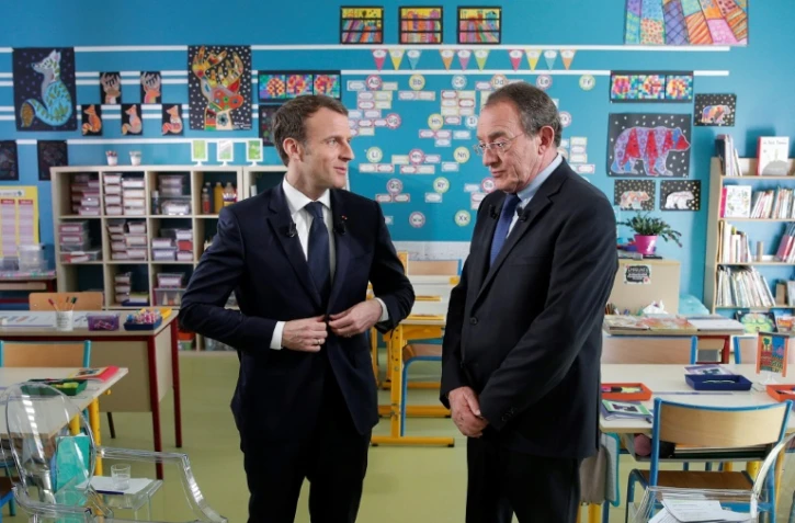 Emmanuel Macron et le journaliste Jean-Pierre Pernaut après l'interview du président sur TF1 dans l'école du Berd?huis (Orne) le 12 avril 2018