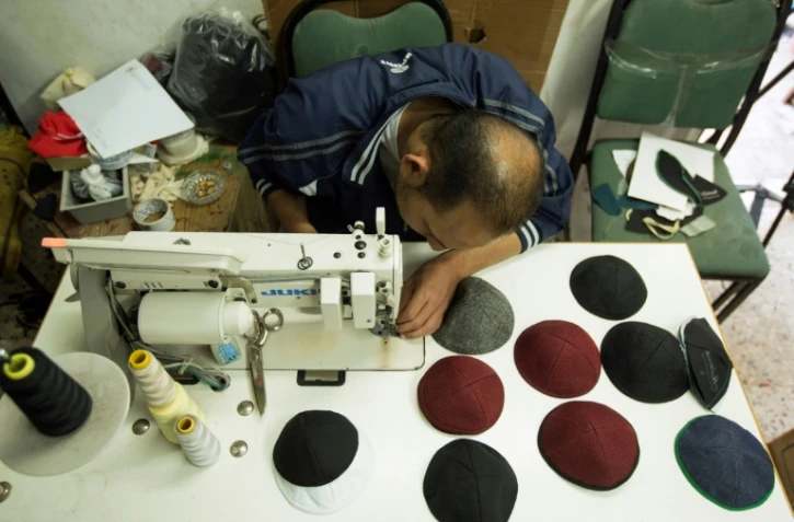 Fabrication de kippas dans un atelier du camp de réfugiés palestiniens de Chati, dans la bande de Gaza, le 8 mars 2017