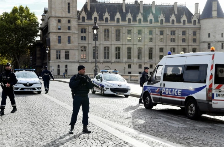 Des policiers près de la Préfecture de police, le 3 octobre 2019 à Paris, après une attaque au couteau