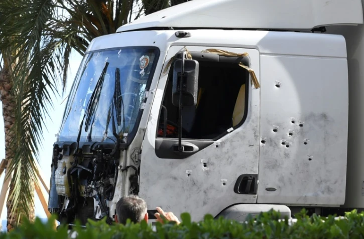 Le camion conduit par Mohamed Lahouaiej Bouhlel est inspecté par la police sur la Promenade des Anglais à Nice, le 15 juillet 2016, au lendemain matin de l'attentat qui a fait 84 morts