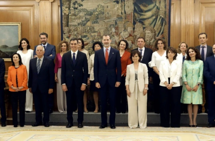 Le nouveau gouvernement espagnol pose avec le roi Felipe VI (centre) le 7 juin 2018 