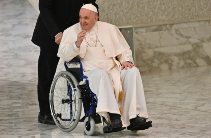 Le pape François arrive en chaise roulante à une audience au Vatican le 5 mai 2022