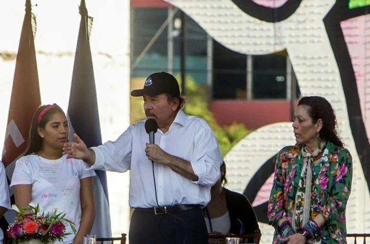 Le président nicaraguayen Daniel Ortega (C), et la vice-présidente Rosario Murillo (D), le 30 mai 2018 à Managua (Nicaragua)