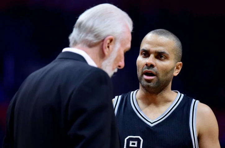 Tony Parker avec son entraîneur Gregg Popovich pendant le match entre LA Clippers et son club des Spurs, à Los Angeles le 24 février