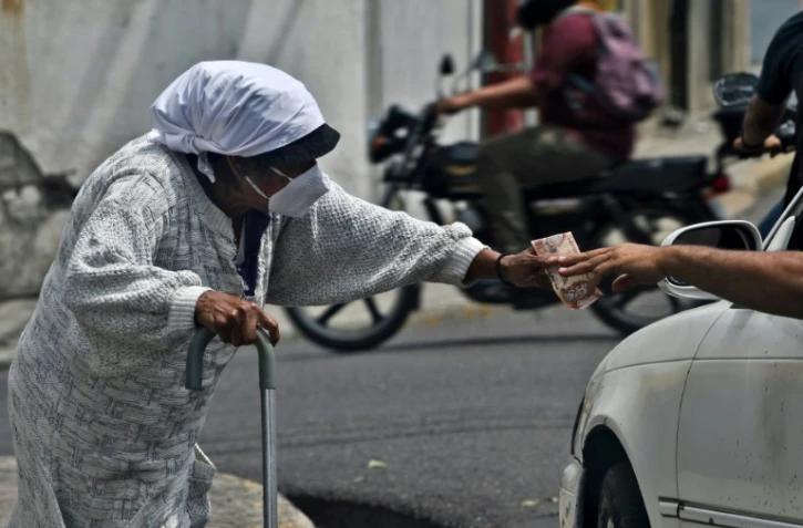 Une femme demande l'aumône à Tegucigalpa le 4 août 2020