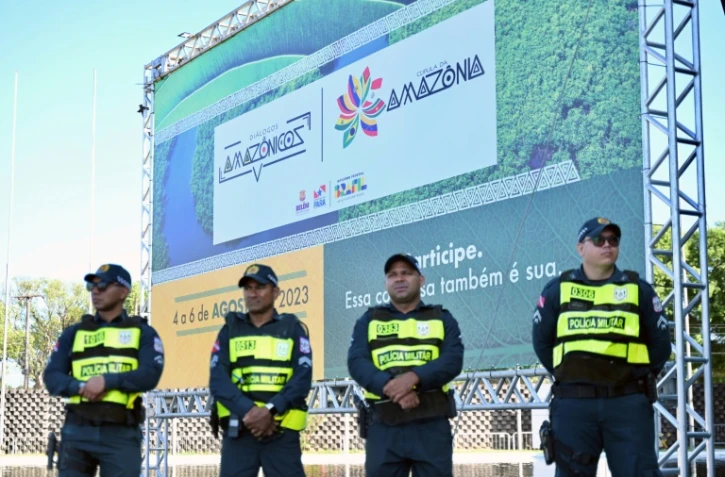 Des policiers montent la garde au centre des congrès de Belém, au Brésil, avant un sommet des pays d'Amazonie, le 6 août 2023