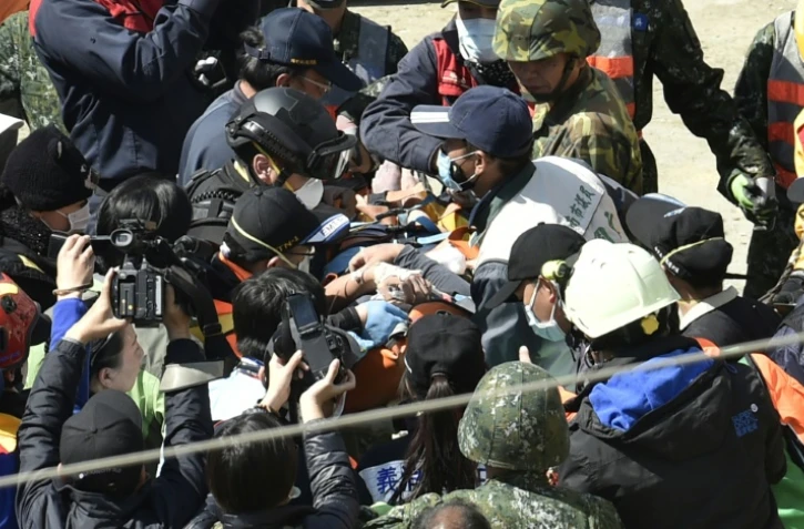 Après avoir passé plus de 50 heures enseveli, un homme de 40 ans a été extrait des décombres d'un immeuble, le 8 février 2016 dans le sud à Taïwan, à la suite d'un séisme