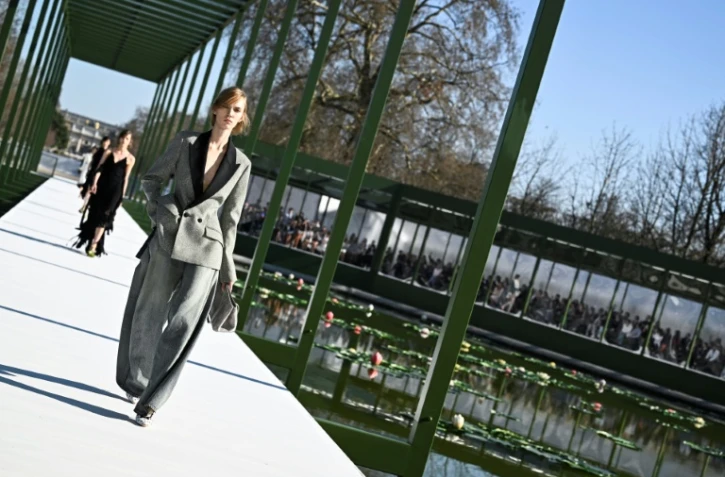 Un mannequin présente une création Christian Dior à la Fashion Week de Paris, le 3 mars 2026