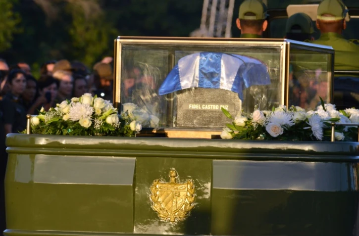 L'urne funéraire contenant les cendres de Fidel Castro quitte La Havane pour un voyage de quatre jours vers Santiago de Cuba, le 30 novembre 2016