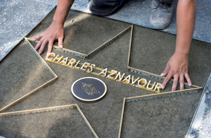 Mise en place de l'étoile de Charles Aznavour sur le "Walk of Fame", le 21 août 2017 à Hollyood en Californie
