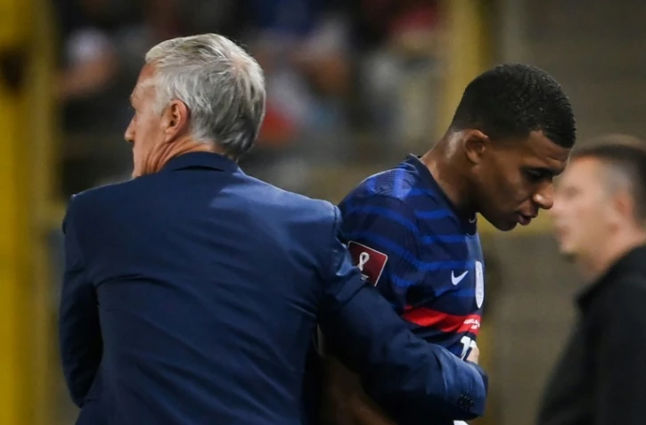 L'attaquant Kylian Mbappé, remercié par le sélectionneur Didier Deschamps, lors de son remplacement  pendant le match contre la Bosnie-Herzégovine, comptant pour les qualifications pour le Mondial-2022 au Qatar, le 1er septembre 2021 à Strasbourg 