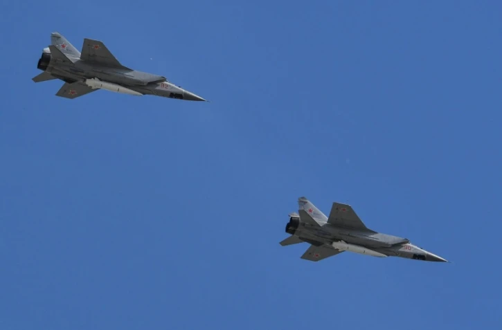 Deux MiG-31 de l'armée russe armés de missiles survolent la Place Rouge lors d'un défilé le 9 mai 2018 à Moscou