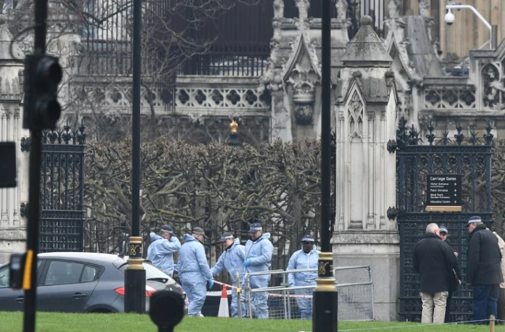 Les policiers britanniques travaillent sur la scène de l'attentat, le 23 mars 2017 à Londres