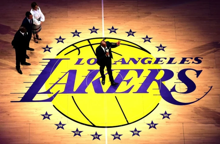 La légende des Lakers Kobe Bryant s'adresse au public alors que ses maillots sont retirés lors de la venue de Golden State au Staples Center, le 18 décembre 2017