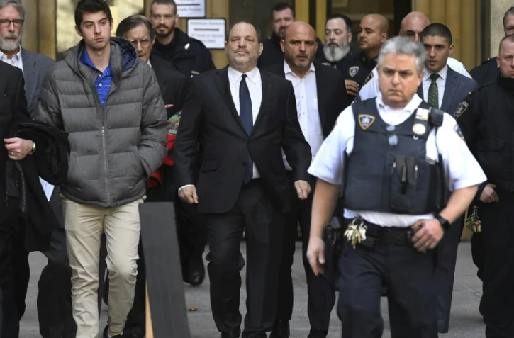 Harvey Weinstein (centre) quitte le tribunal de Manhattan le 20 décembre 2018