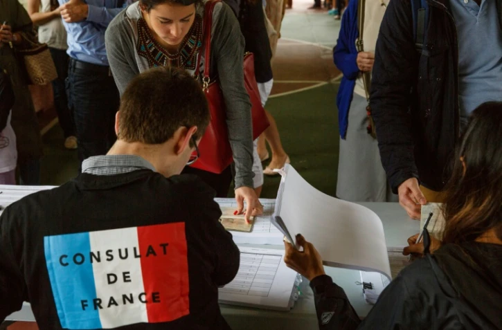 Une Française vote à l'Ecole française internationale à Hong Kong le 23 avril 2017