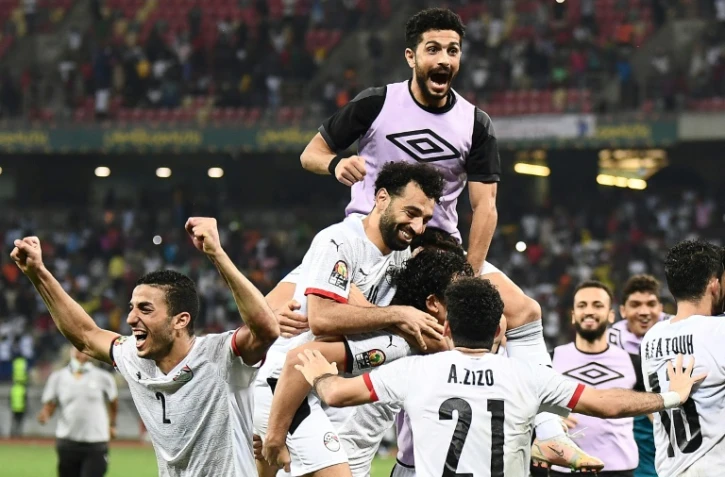 La joie de l'attaquant égyptien Mohamed Salah (C), entouré de ses coéquipiers, après avoir marqué le tir au but décisif face à la Côte d'Ivoire (0-0, 5 t.a.b. à 4) en 8e de finale de la Coupe d'Afrique des nations, le 26 janvier 2022 à Douala (Cameroun)