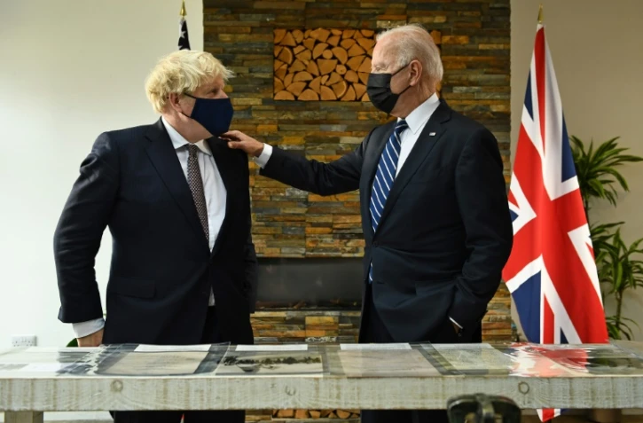 Le Premier ministre britannique Boris Johnson (g) et le président américain Joe Biden lors d'une rencontre avant le sommet du G7, le 10 juin 2021 à Carbis Bay, dans les Cornouailles