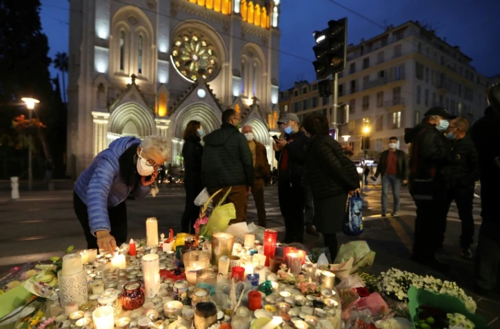 Hommages aux victimes devant la basilique de Nice le 31 octobre 2020.