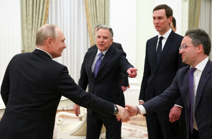 Une photo distribuée par l'agence d'Etat russe Spoutnik montre le président Vladimir Poutine recevant les émissaires américain Steve Witkoff, Jared Kushner et Josh Gruenbaum, le 22 janvier 2026 au Kremlin