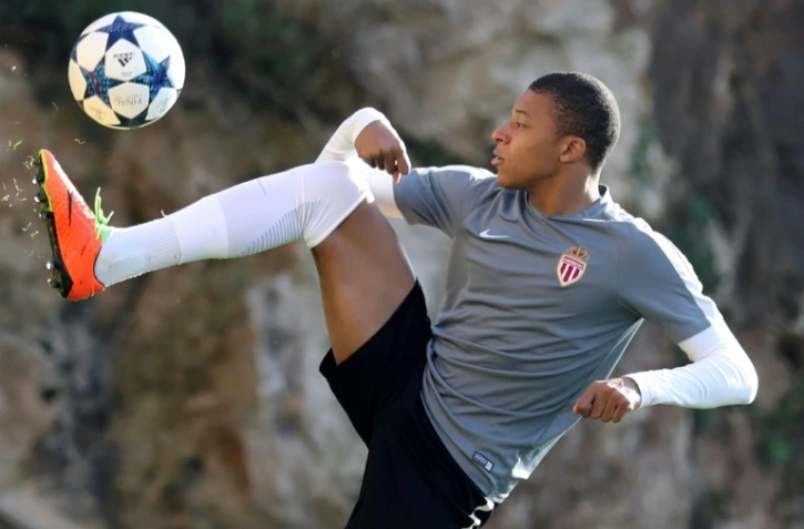 L'attaquant de Monaco Kylian Mbappé contrôle le ballon lors d'une séance d'entraînement au stade Louis II, le 14 mars 2017 