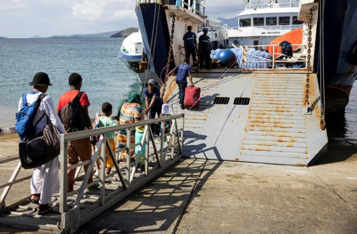 Des passagers embarquent à Dzaoudzi (Mayotte) en direction des Comores le 28 décembre 2024