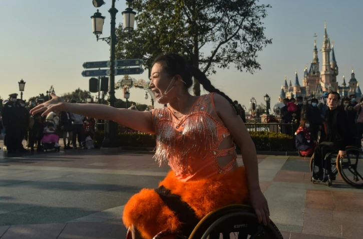 La danseuse en fauteuil roulant chinoise Shao Yue en spectacle à Shanghai Disneyland le 3 décembre 2021