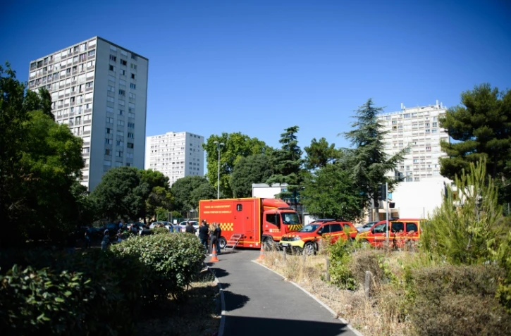 Les marins-pompiers de Marseille sur les lieux de l'incendie meurtrier d'un immeuble dans la cité phocéenne, le 17 juillet 2021