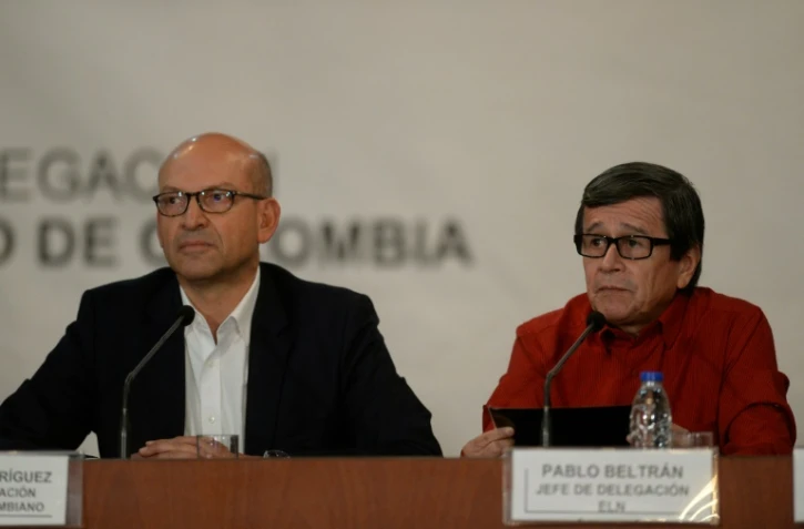 Le chef de la délégation du gouvernement Mauricio Rodriguez et le délégué de la guérilla de l'ELN Pablo Beltranlors de la lecture d'un communiqué le 10 octobre 2016 à Caracas