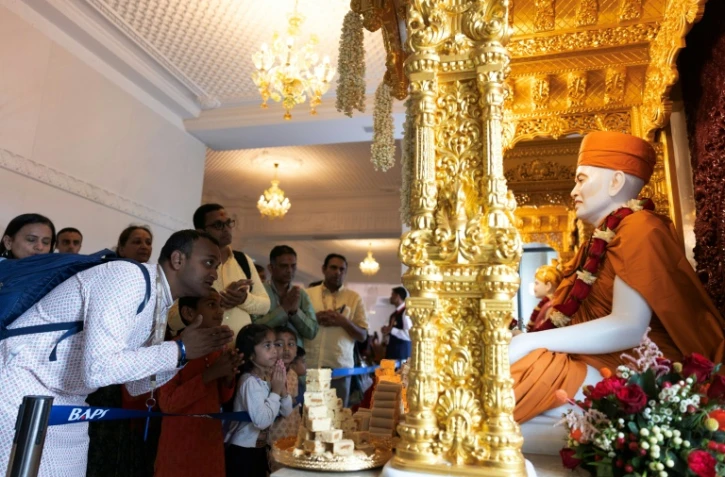 Des fidèles hindous prient durant l'inauguration d'un temple à Bussy-Saint-Georges, en Seine-et-Marne, le 6 septembre 2026