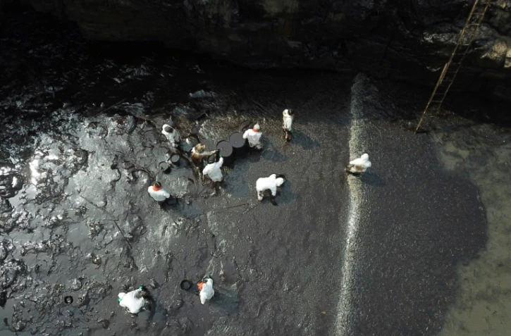 Vue aérienne des opérations de nettoyage à Ancon (nord de Lima) après une marée noire provoquée par le déversement de 6.000 barils de pétrole brut, le 22 janvier 2022
