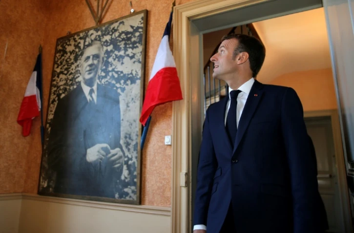 Le président Emmanuel Macron à côté du portrait du général de Gaulle, le 4 octobre 2018 à la mairie de Colombey-les-Deux-Eglises