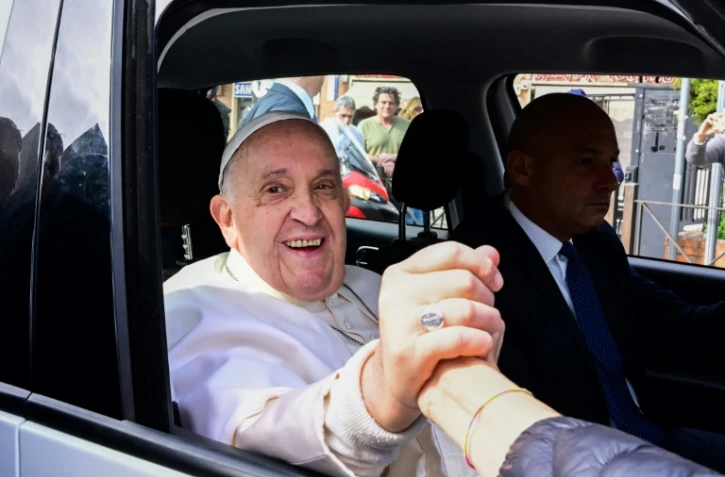 Le pape François à sa sortie de l'hôpital Gemelli de Rome, le 1er avril 2023
