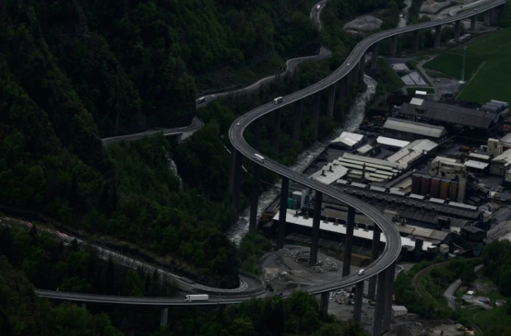 Une route surélevée dans la vallée de l'Arve à Passy, le 24 avril 2025 en Haute-Savoie
