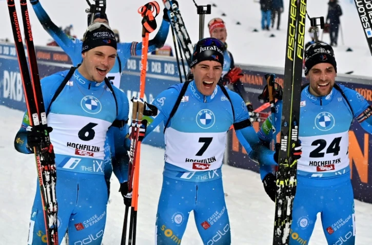 La joie des biathlètes français Quentin Fillon-Maillet (c), victorieux de la poursuite d'Hochfilzen (Autriche), devant ses coéquipiers Emilien Jacquelin (2e, g) et Simon Desthieux, le 11 décembre 2021