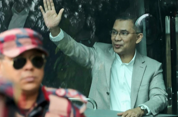 Tarique Rahman, président par intérim du Parti nationaliste du Bangladesh (BNP), salue ses partisans depuis un bus à son arrivée à Dacca, le 25 décembre 2025 au Bangladesh