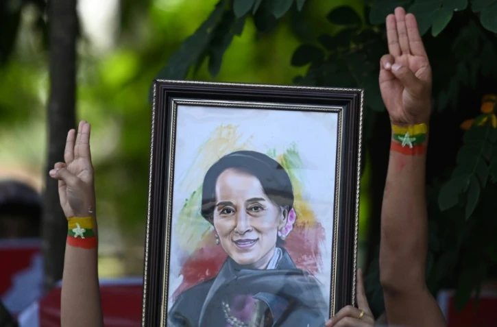 Un portrait d&#039;Aung San Suu Kyi lors d&#039;une manifestation contre le coup d&#039;Etat militaire en Birmanie, le 24 f&eacute;vrier 2021 &agrave; Rangoun