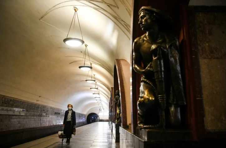 Une passagère masquée sur un quai du métro de Moscou le 12 mai 2020