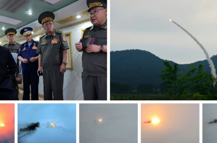 Images de l'agence officielle nord-coréenne KCNA prises le 23 août 2025 montrant le test de missiles anti-aériens, supervisé par Kim Jong Un