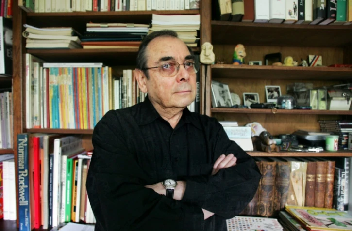 Le dessinateur Gotlib pose dans son bureau, le 4 mai 2005 au Vésinet