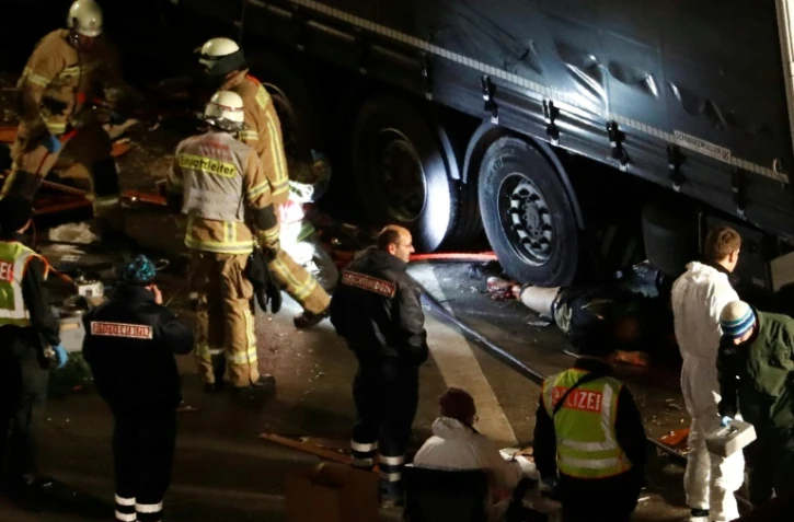 Des enquêteurs autour du camion utilisé pour l'attentat sur le marché de Noël, le 20 décembre 2016 à Berlin