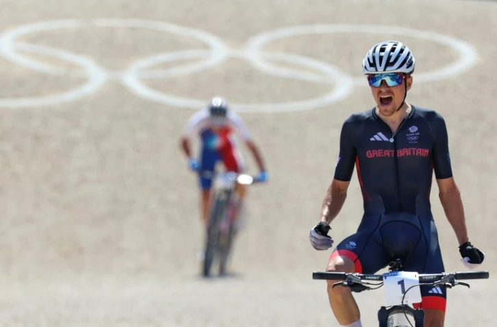 Le Britannique Tom Pidcock vainqueur de l'épreuve de VTT cross-country des JO devant le Français Victor Koretzky (en arrière-plan), le 29 juillet 2024 à Elancourt