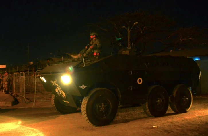 Un blindé de l'armée sort de la prison de Guayas 1 à Guayaquil, en Equateur, pendant une opération à la suite du meurtre de six détenus, le 6 octobre 2023