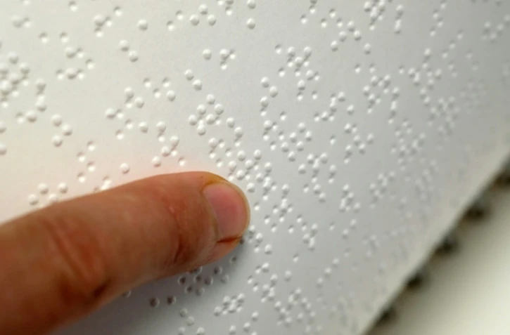Un roman transcrit en braille pour des malvoyants, le 13 septembre 2016, à Toulouse, en France
