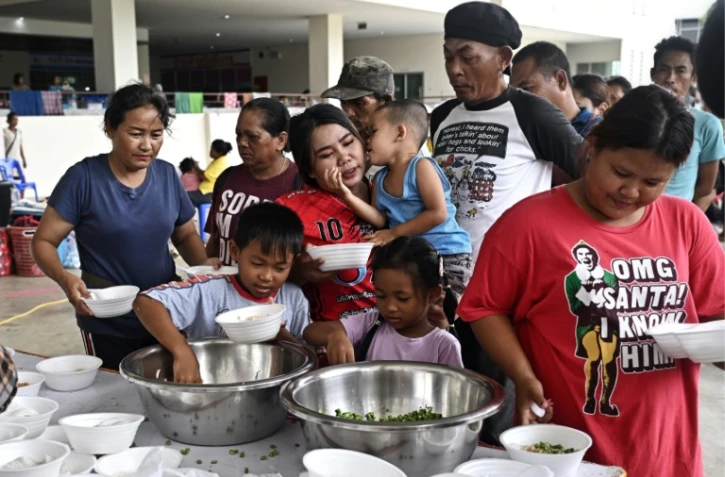 Des déplacés dans un centre de refuge à Surin, en Thaïlande, à 50 km de la frontière avec le Cambodge, le 28 juillet 2025