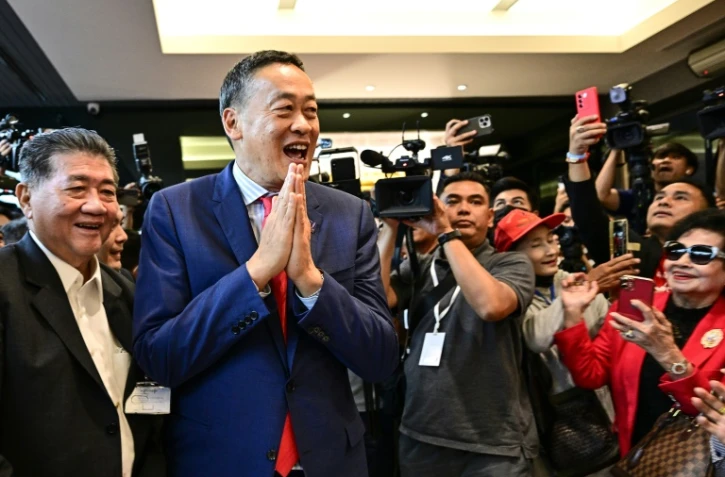 Srettha Thavisin (c), nouveau Premier ministre de Thaïlande, salue ses partisans au siège du parti Pheu Thai, le 22 août 2023 à Bangkok