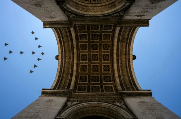 Des avions de chasse Rafale survolent l'Arc de Triomphe lors d'une répétition, en amont du défilé du 14 juillet sur les Champs-Élysées à Paris, le 9 juillet 2026