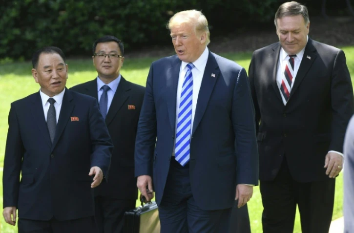 Le président américain Donald Trump (c), accompagné du secrétaire d'Etat Mike Pompeo (d) reçoit Kim Yong Chol, bras droit du leader nord-coréen Kim Jong Un, le 1er juin 2018 à la Maison Blanche, à Washington