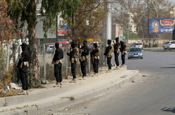 Des forces gouvernementales syriennes en faction sur la route menant à l'aéroport, à Jaramana, près de Damas, le 29 avril 2025